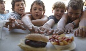 Covid-19 salgını: Pandemi döneminde çocuklarda obezite arttı