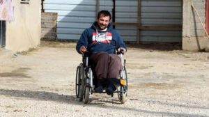 Engelli kardeşlerin hayatları, Fransa’da yaşayan çiftin gönderdiği akülü sandalye ile değişti