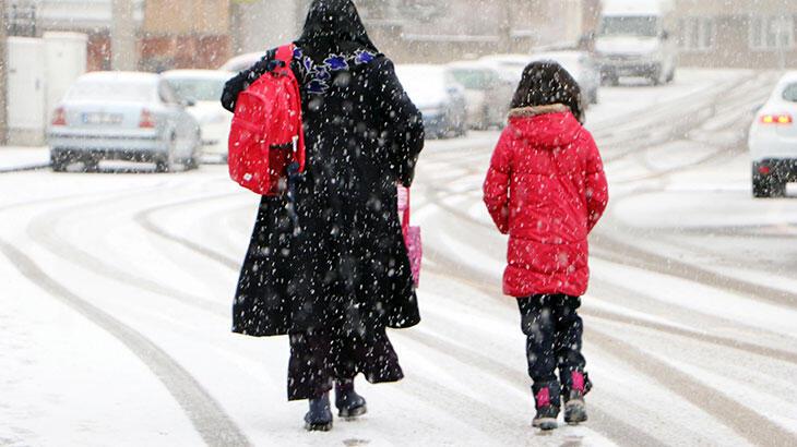 Erzurum, kar yağışıyla bembeyaz oldu