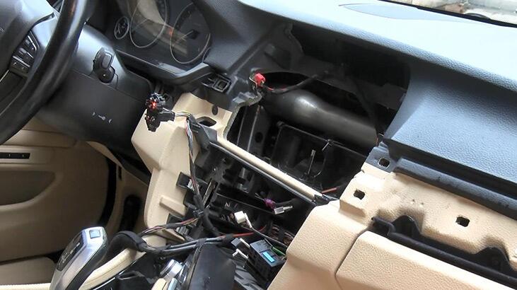 Esenyurt’ta otomobilden parça hırsızlığı kamerada