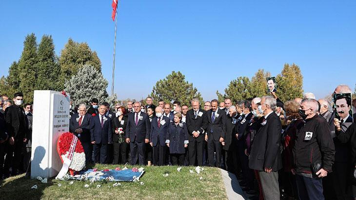 Eski başbakanlardan Bülent Ecevit, kabri başında anıldı
