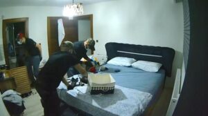 Eve giren hırsızlar bebek kamerasından belirlendi! Şebeke çökertildi