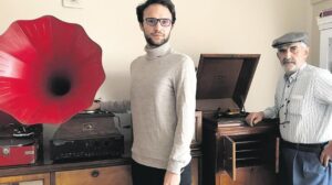 Gramofona can veren baba-oğul