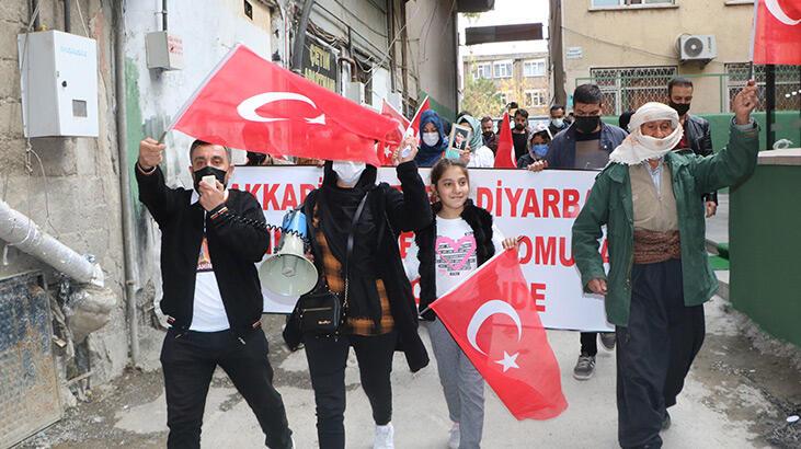 Hakkari’de evlat nöbetindeki ailelerin Diyarbakır’daki kavuşma sevinci