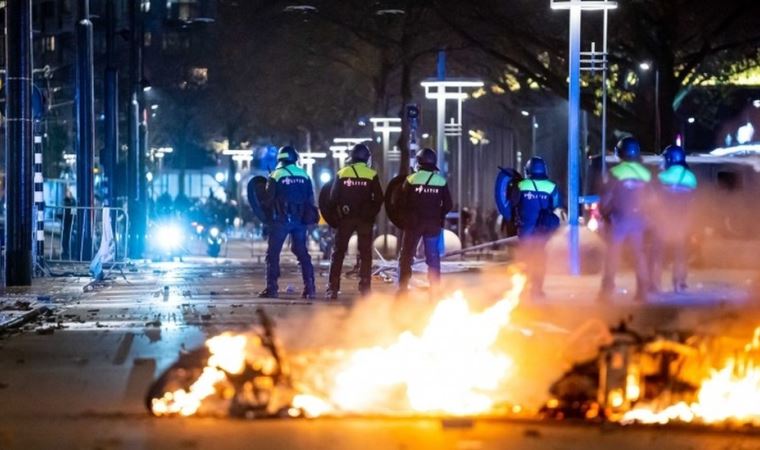 Hollanda’da Covid önlemleri protestosu çatışmaya dönüştü, polis göstericilere ateş açtı: 7 yaralı, onlarca gözaltı