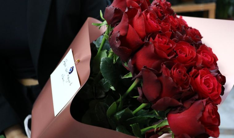 İsimsiz gül buketleri gönderdi, ‘cinsel taciz’ davası açıldı