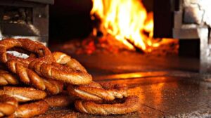 İşin sırrı burada gizli! İki defa pişiren de var, erimiş şeker döken de… Sokak lezzeti simit