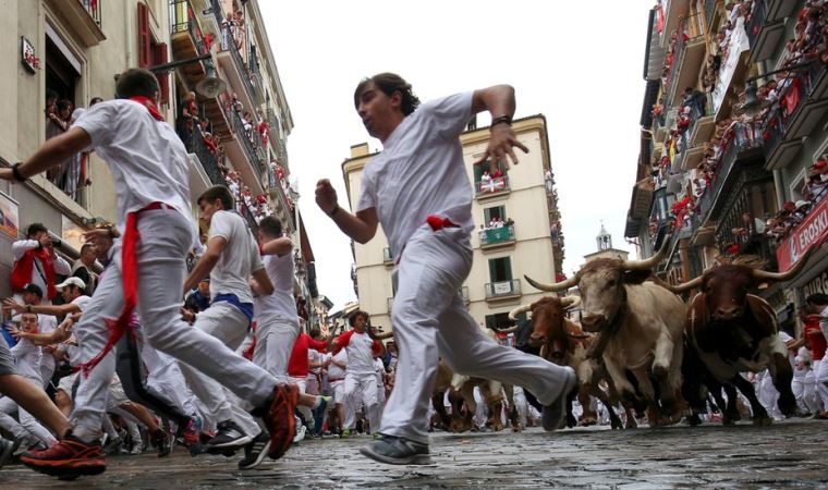 İspanya’da boğa koşusunda bir adam hayatını kaybetti