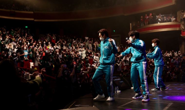 İstanbul’da konser veren K-Pop grubu A.C.E.’den Squid Game kostümüyle ‘Erik Dalı’