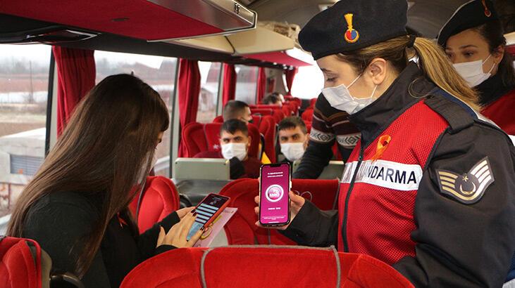 Jandarma, otobüs yolcularına KADES’i tanıttı