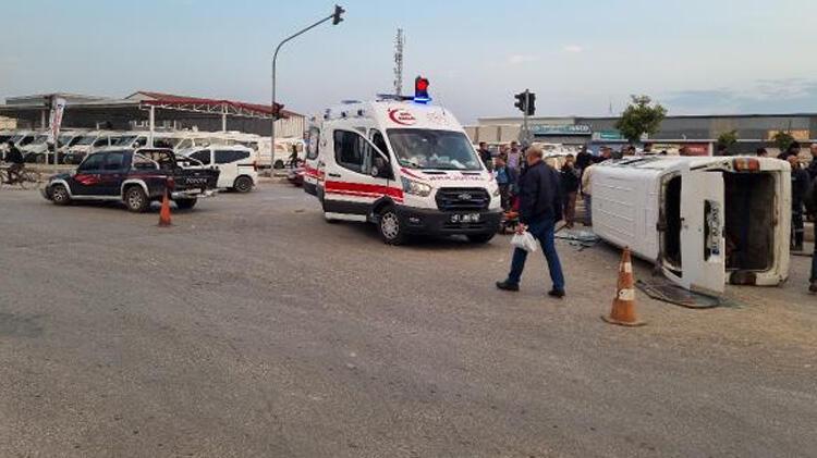 Kamyonet ile minibüs çarpıştı: 10 yaralı
