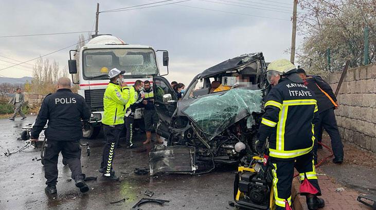 Kayseri’de feci ölüm! Beton mikseri ile minibüs çarpıştı