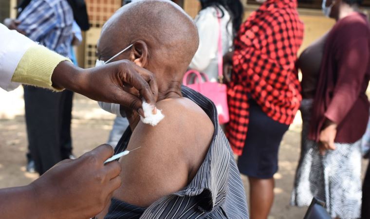 Kenya’da koronavirüs aşısı olmayanlara kamu hizmeti verilmeyecek