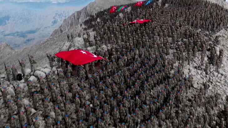 Komandolar şehitler anısına Davraz Dağı’na tırmandı