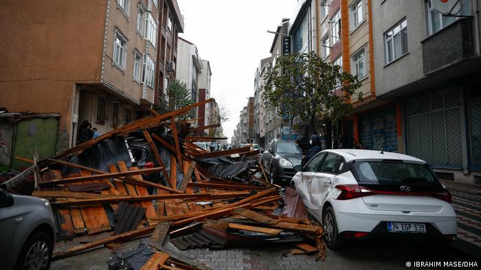 Kuvvetli rüzgâr ve yağışlar 4 can aldı