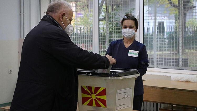 Kuzey Makedonya’da halk yerel seçimlerin ikinci turu için sandık başında