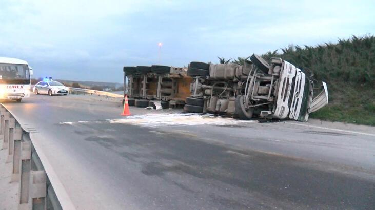 Kuzey Marmara Otoyolu’nda çakıl yüklü TIR devrildi