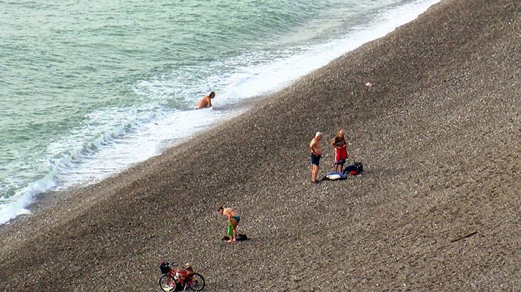 Meteoroloji’nin ‘turuncu kod’ uyarısı verdiği Antalya’da deniz keyfi