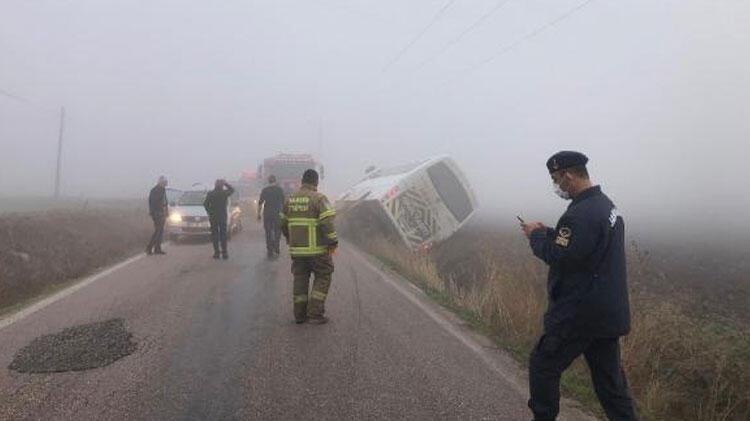 Minibüsün çarptığı servis midibüsü devrildi: 11 öğrenci yaralı