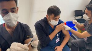 Sağlık çalışanları 4’üncü doz aşılarını olmaya başladı