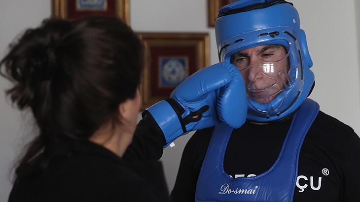 Seansı 10 dakika! Ekmek parasını 11 yıldır dayak yiyerek çıkarıyor