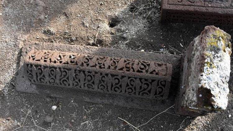 Selçuklu Mezarlığı’ndaki kazı çalışmalarında 30’a yakın çocuk mezarı bulundu