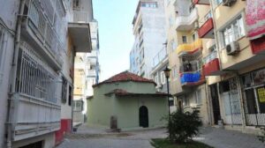 Sokağı ikiye bölen türbe görenleri şaşırtıyor