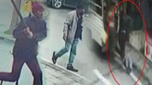 Sokak ortasında dehşet! Babasını öldüresiye dövdü