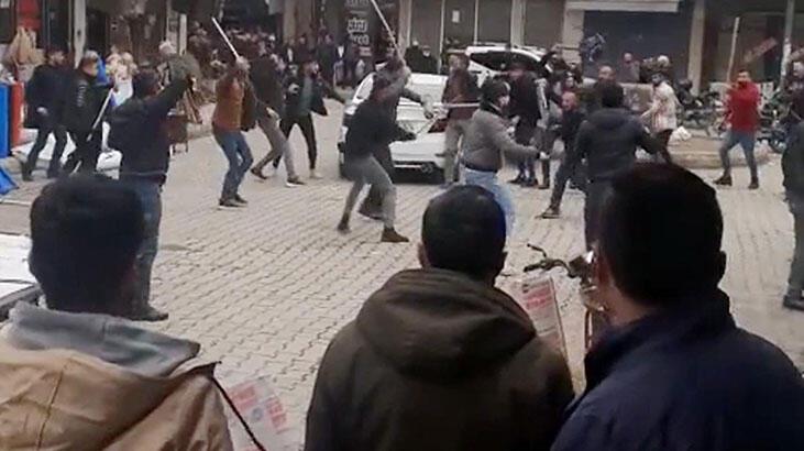 Sokak ortasında dehşet! Keser ve kazma sapı ile birbirlerine saldırdılar