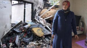 Sultangazi’de yanan gecekondunun tek odasında yaşıyorlar