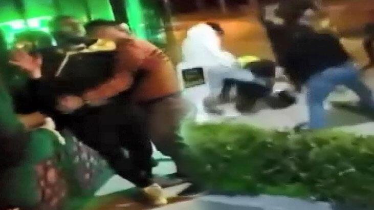 Taksici ile yolcu arasında görülmemiş kavga! ‘Haksızsam bir daha dövün’