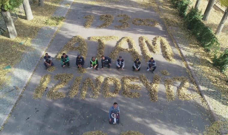 Temizlik işçileri, dökülen yapraklarla ‘Atam İzindeyiz’ yazdı