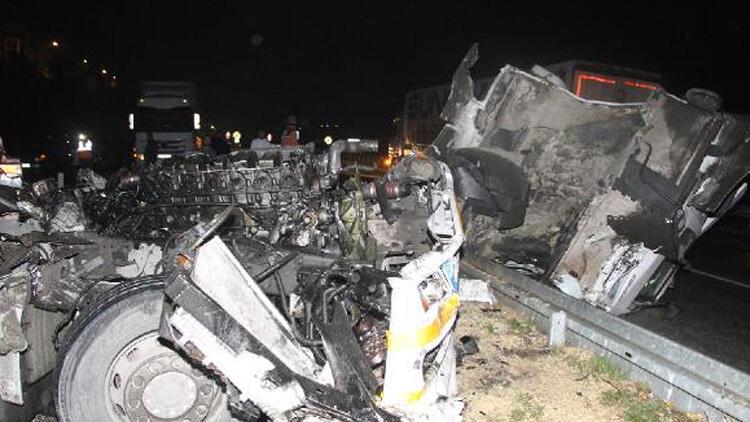 TIR’a arkadan çarpan TIR’ın kupası ikiye bölündü; 1 yaralı