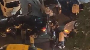 Yer: İstanbul! Trafikte araçları durdurup halay çektiler