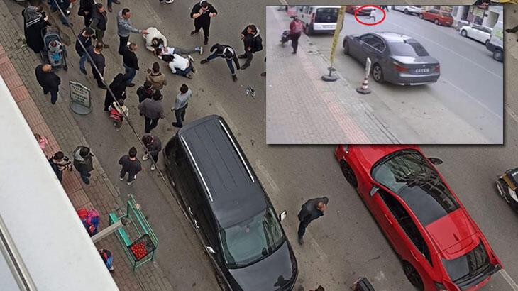 Yolun karşısına geçmeye çalışan çocuğa otomobilin çarpması kamerada