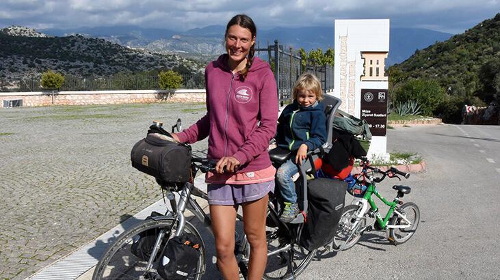4 yaşındaki oğluyla 5 ülke gezip, Demre’ye geldi
