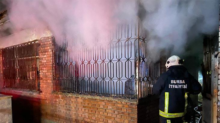 620 yıllık türbenin bitişiğinde korkutan yangın