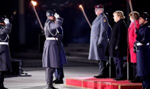 Angela Merkel askeri törenle uğurlandı, vedası için bir de punk şarkısı seçti