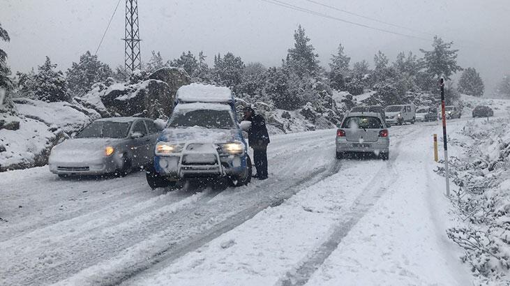 Antalya’da kar yağışı etkisini artırdı! Kar kalınlığı bir metreye ulaştı