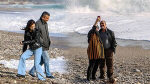Antalya’da onlarca kişi dalgalarla fotoğraf çekti
