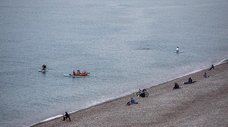 Antalya’da turistler denize girdi