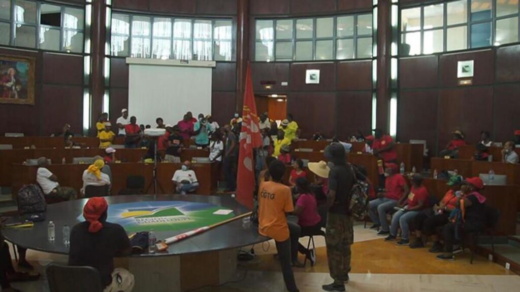 Aşı karşıtları Guadeloupe Yasama meclisini bastı