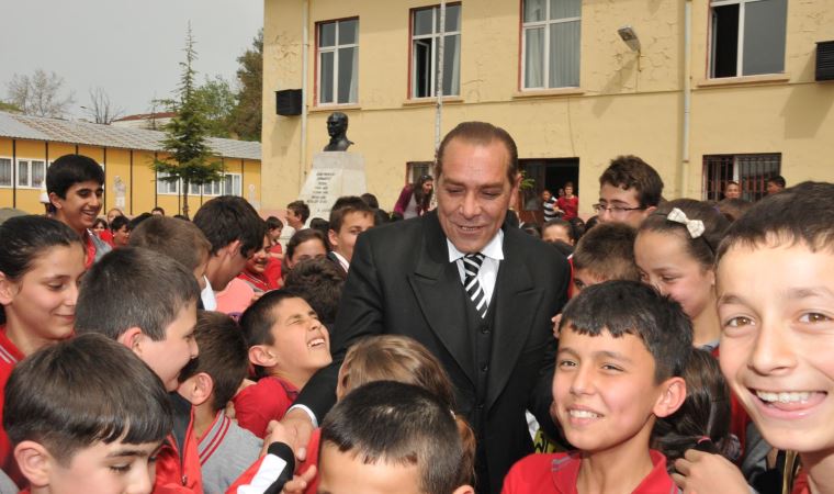 Atatürk’e benzerliğiyle tanınan oyuncu Göksel Kaya: Eşim ‘Geber’ dedi, yumruk ve tekme attı
