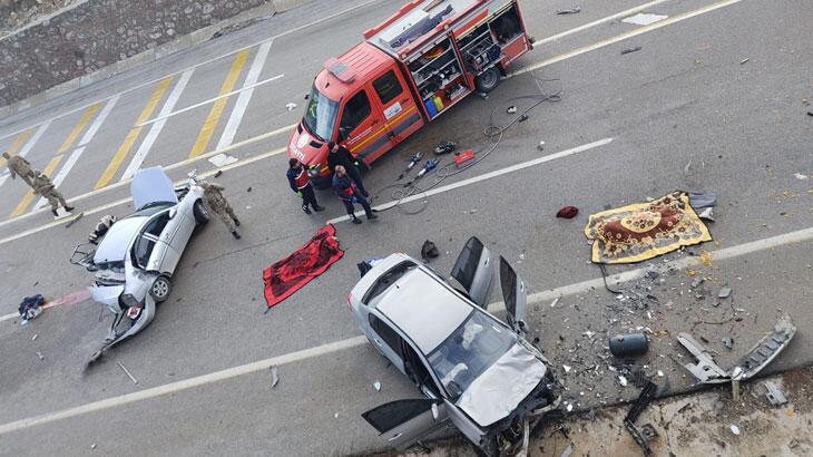 Aynı yöne giden iki araç çarpıştı:  2 ölü, 5 yaralı