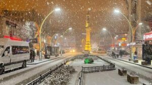 Bayburt kent merkezi beyaza büründü