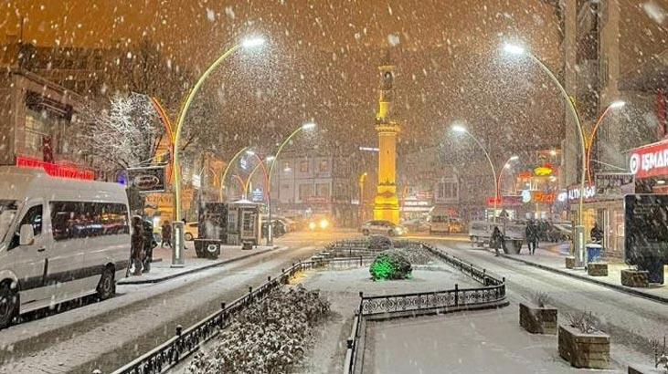 Bayburt kent merkezi beyaza büründü