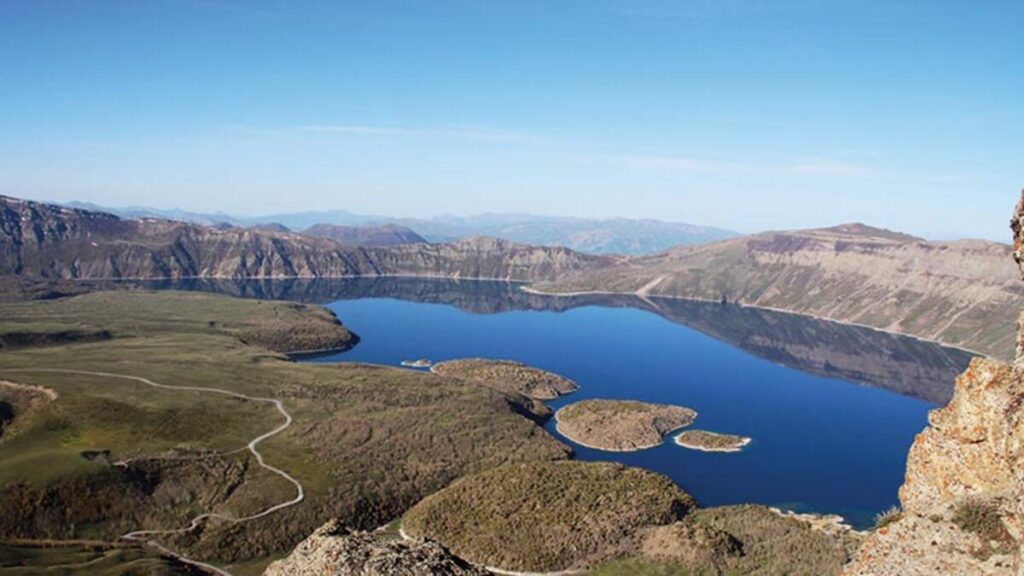Bir dağ, bir göl ve bir kamp…