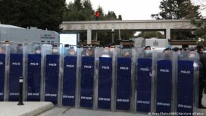 Boğaziçili öğrencilerin iddianamesi: “Defaatle zıplayıp araca zarar verdiler”