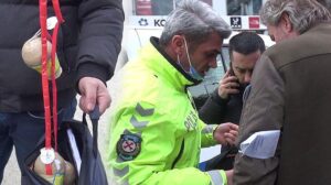 Bomba zannettikleri havai fişekleri çantaya doldurup, polise götürdüler