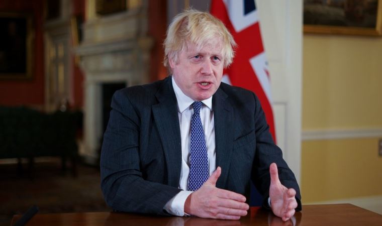 Boris Johnson ‘Omicron dalgası geliyor’ dedi, ay sonuna kadar tüm yetişkinlere üçüncü doz aşı sunulacak